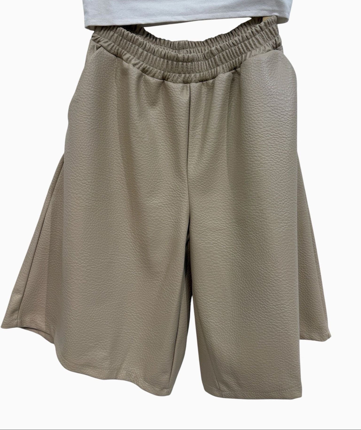 Vegan leather bermuda beige
