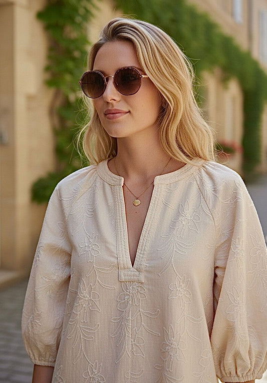 Losvallende jurk ton-sur-ton borduursels beige