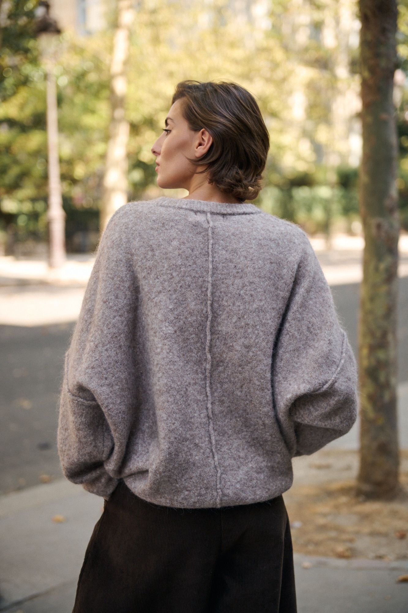 Ruimvallende trui met naad details taupe