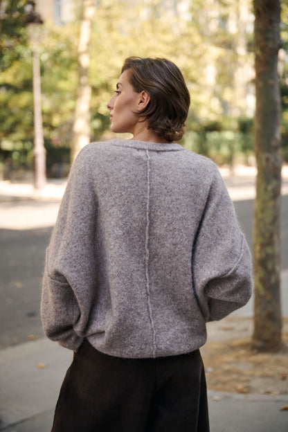 Ruimvallende trui met naad details taupe