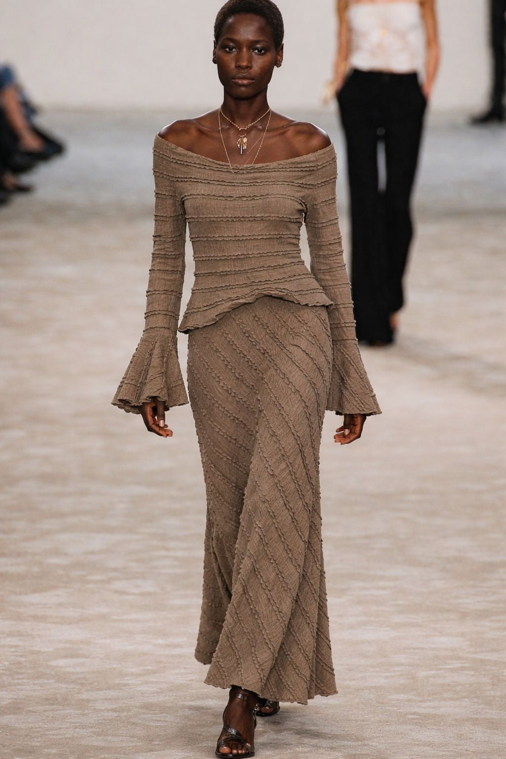 Garçonne lange rok structuur taupe