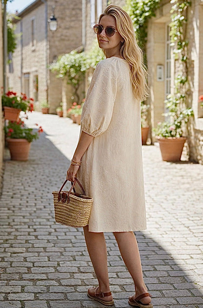 Losvallende jurk ton-sur-ton borduursels beige