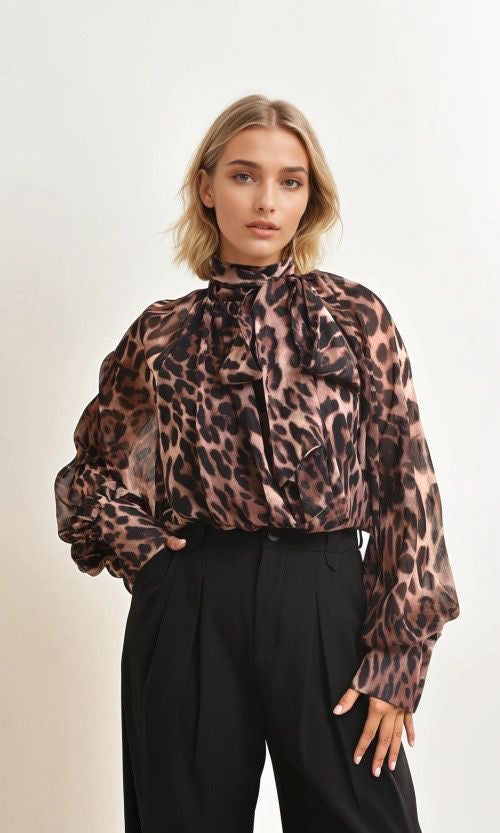 Feelkoo blouse met strikkraag leopard
