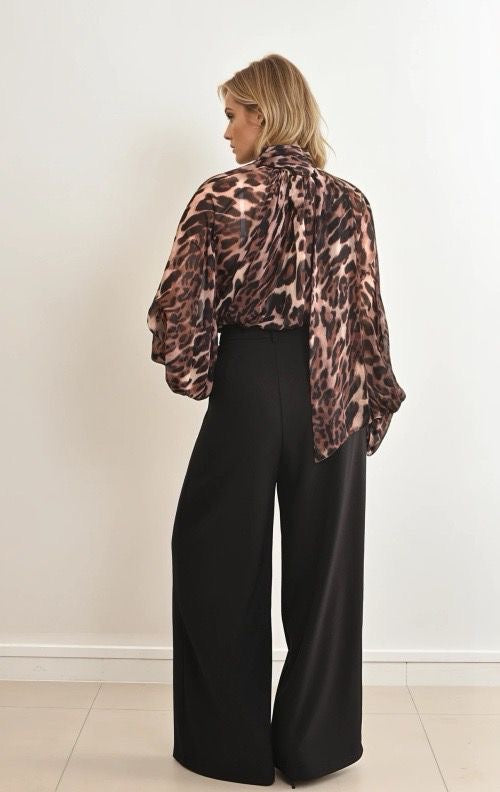 Feelkoo blouse met strikkraag leopard